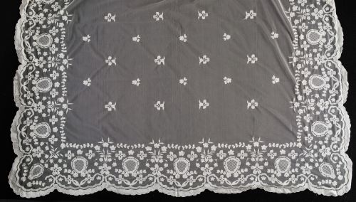 Mantilla española en tul de seda color marfil, bordada a ma