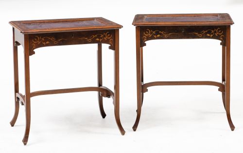 Pareja de mesas expositores siguiendo modelos del S. XIX, E