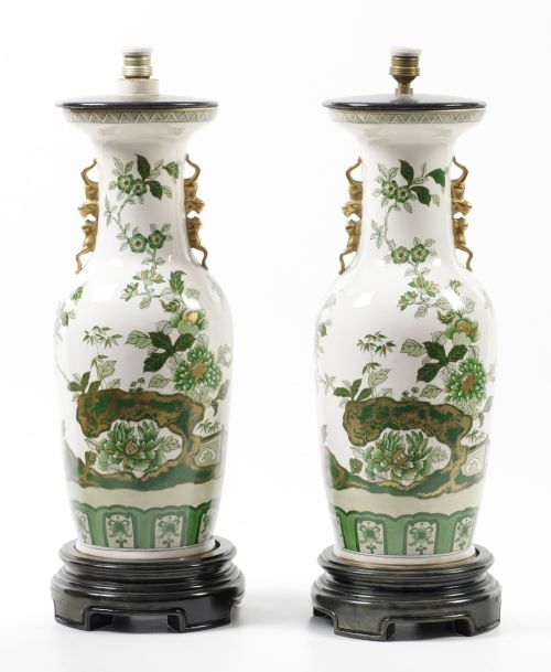 Pareja de jarrones convertidos en lámparas de gusto orienta