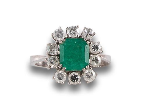EMERALD AND DIAMONDS ROSE RING, IN WHITE GOLD