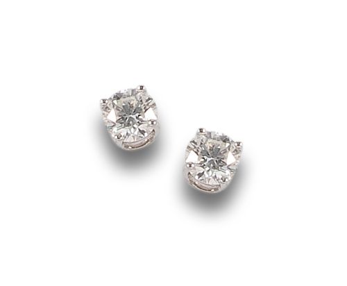 DIAMOND STUD EARRINGS IN WHITE GOLD