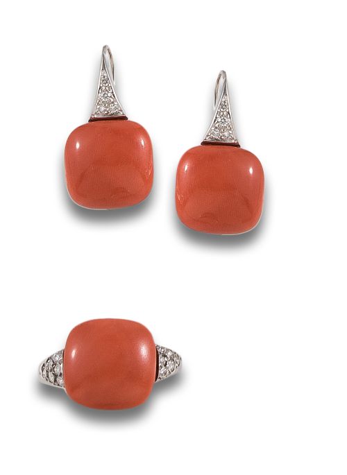 SET DE PENDIENTES Y SORTIJAS DE CORAL Y DIAMANTES, EN ORO B