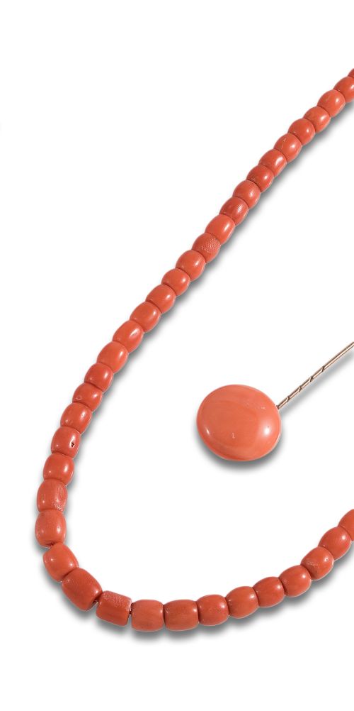 LOTE DE COLLAR Y ALFILER ANTIGUOS DE CORAL, EN ORO