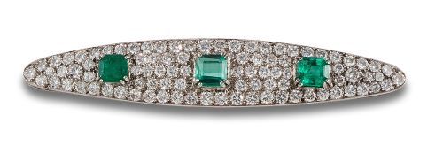 BROCHE DE ESMERALDAS Y DIAMANTES, EN ORO BLANCO