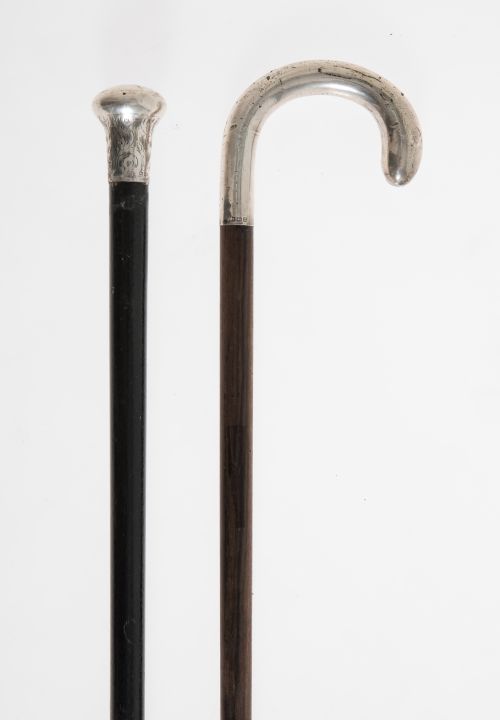 Lote de dos bastones de madera con empuñadura de plata ingl