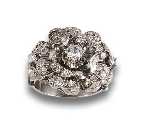 SORTIJA ROSETA DE DIAMANTES, EN PLATINO