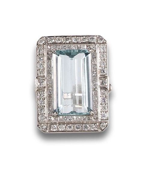 SORTIJA, ESTILO ANTIGUO, DE DIAMANTES Y AGUAMARINA, EN PLAT