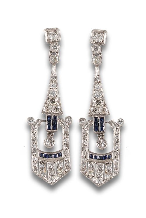 PENDIENTES LARGOS, ESTILO ART DÉCO, DE DIAMANTES Y ZAFIROS,