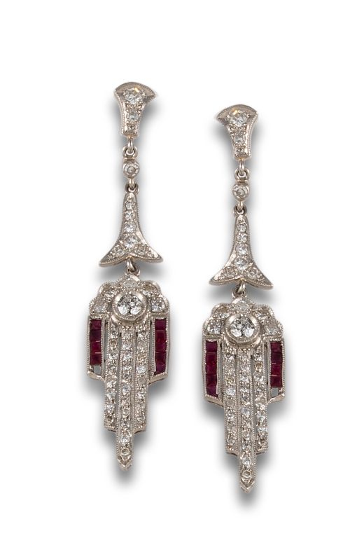 PENDIENTES LARGOS, ESTILO ART DÉCO, DE DIAMANTES Y RUBÍES,