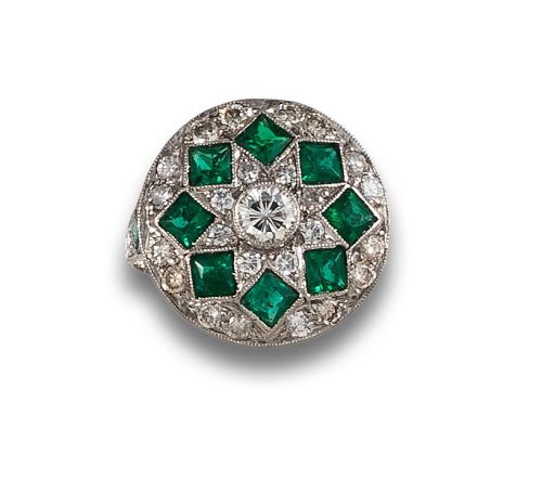 SORTIJA CIRCULAR, ESTILO ANTIGUO, DE DIAMANTES Y ESMERALDAS