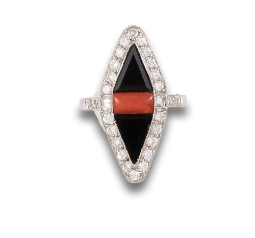 SORTIJA LANZADERA, ESTILO ANTIGUO, DE CORAL Y ÓNIX, DIAMANT