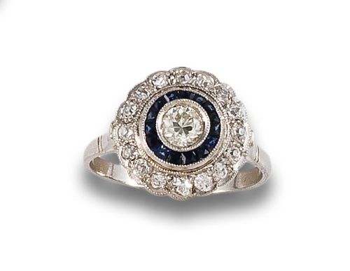 SORTIJA OJO DE PERDIZ DE DIAMANTES Y ZAFIROS, EN PLATINO