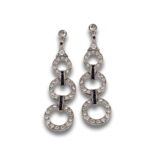 Long, antique-style diamond and sapphire earrings in platin