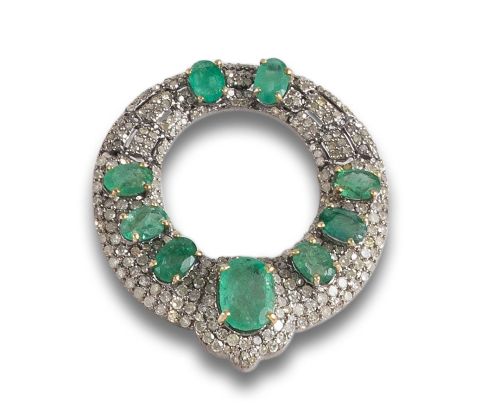 EMERALD AND DIAMOND BROOCH, IN GOLD AND SILVER