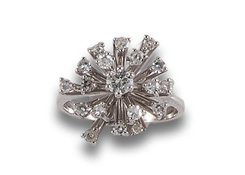 SORTIJA FLOR DE DIAMANTES, EN ORO BLANCO