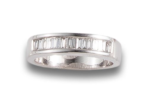 SORTIJA MEDIA ALIANZA DE DIAMANTES, EN ORO BLANCO