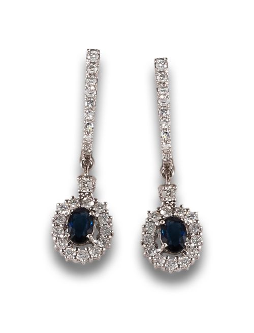 PENDIENTES LARGOS DE DIAMANTES, Y ZAFIROS, EN ORO BLANCO