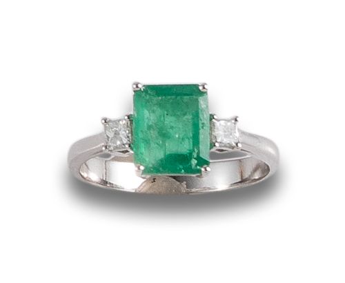 SORTIJA DE ESMERALDA Y DIAMANTES, EN ORO BLANCO