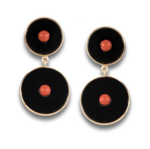 PENDIENTES LARGOS DE ÓNIX Y CORAL CON PLATA DORADA