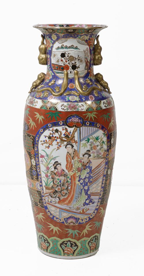 Jarrón en porcelana china vidriada y policromada con escena