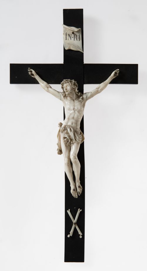 ESCUELA ESPAÑOLA , "Cristo en la cruz", Escultura de marfil
