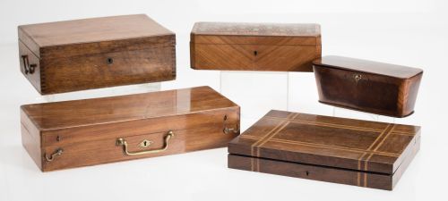 Conjunto formado por cinco cajas realizadas en diferentes t