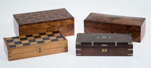 Conjunto formado por cuatro cajas realizadas en diferentes