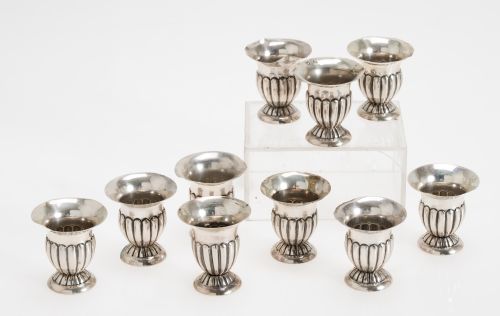 Juego de diez hueveras, tres de plata española y siete de m