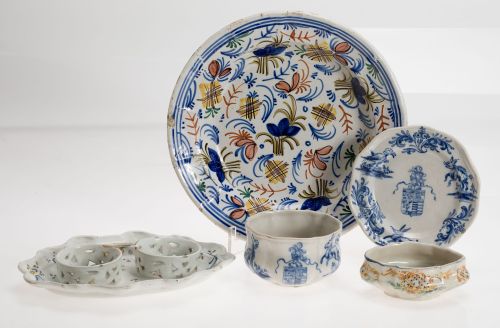 Lote de cinco piezas de cerámica, S.XX