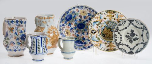 Lote de siete piezas de cerámica esmaltada de diferentes ma