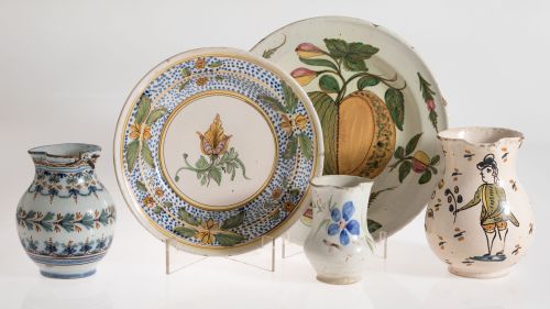 Lote de cinco piezas de cerámica de diferentes manufacturas