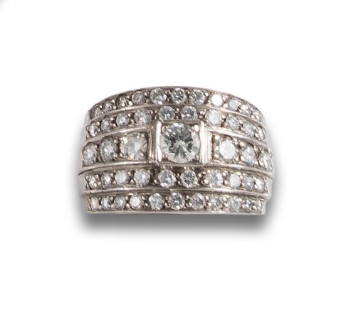 ANCHA SORTIJA BOMBÉ DE DIAMANTES, EN PLATINO