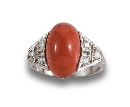 SORTIJA, ESTILO ANTIGUO, DE CABUJÓN DE CORAL, DIAMANTES, EN
