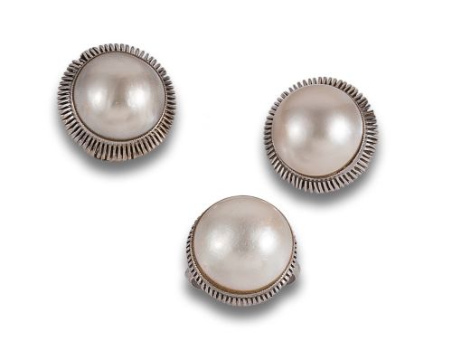 CONJUNTO DE PENDIENTES Y SORTIJA EN ORO CON PERLAS MABÉ