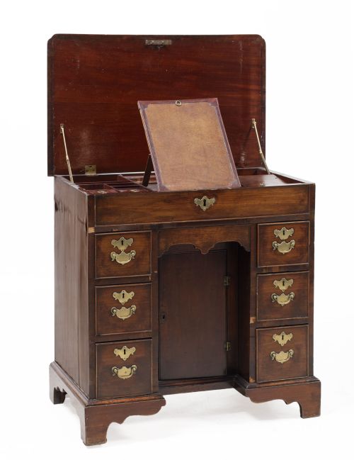 Escritorio "knee-hole" de estilo Jorge III, Inglaterra, ffs