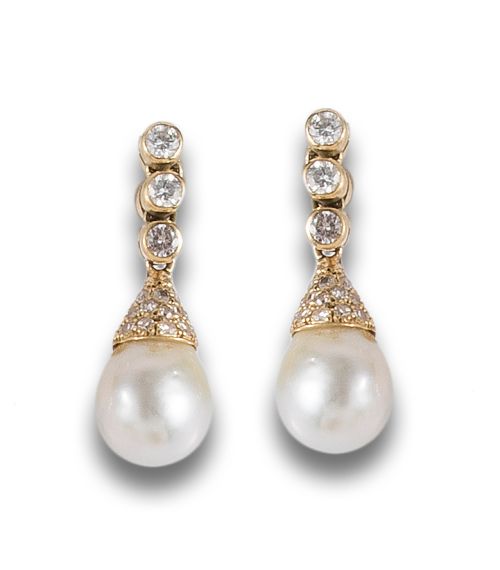 PENDIENTES EN ORO CON CHATONES DE DIAMANTES Y PERLAS