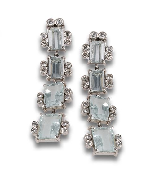 PENDIENTES LARGOS DE AGUAMARINAS Y DIAMANTES, EN PLATINO