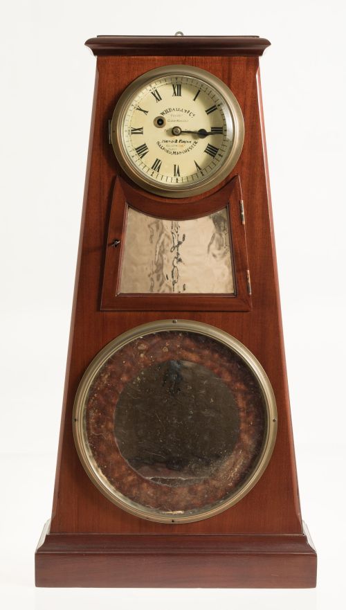 Reloj de pared en madera barnizada en caoba con puertas en