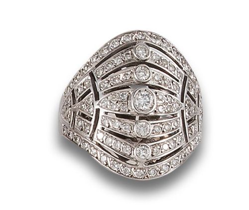 SORTIJA BOMBÉ, ESTILO ANTIGUO, DE DIAMANTES, EN ORO BLANCO