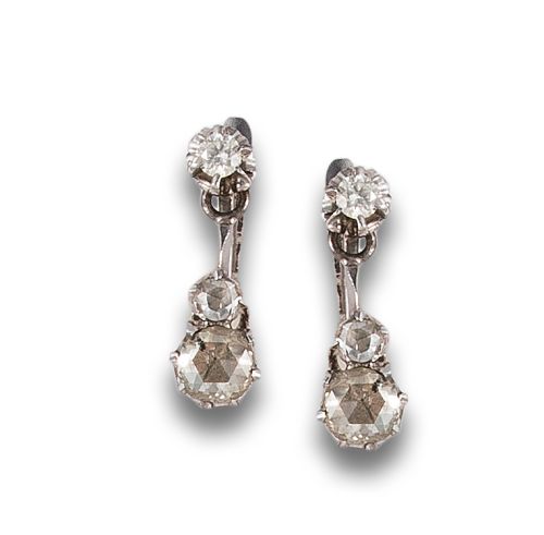 PENDIENTES ANTIGUOS LARGOS DE DIAMANTES, EN ORO BLANCO