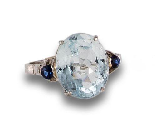 SORTIJA DE AGUAMARINA, ZAFIROS SINTÉTICOS Y PLATINO