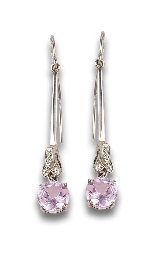 PENDIENTES LARGOS, ESTILO ANTIGUO, DE DIAMANTES Y ROSAS DE