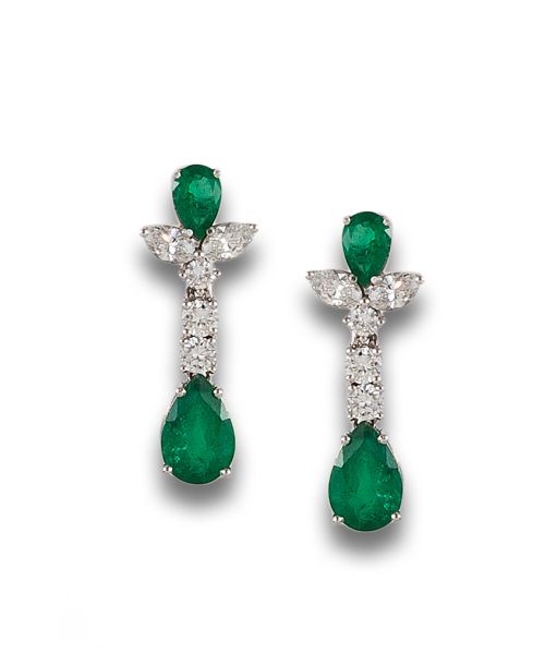 PENDIENTES LARGOS DE ESMERALDAS Y DIAMANTES, EN ORO BLANCO