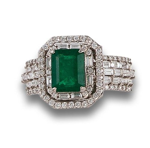 SORTIJA, ESTILO ART DÉCO, DE ESMERALDA CENTRAL Y DIAMANTES,