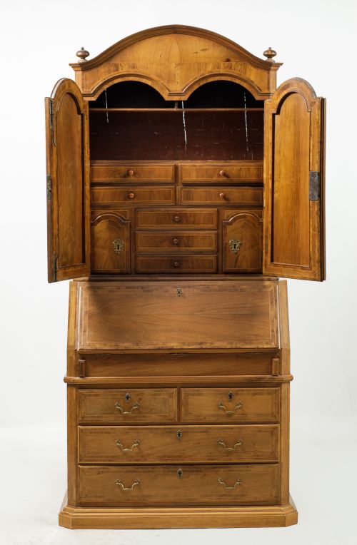 Buró de dos cuerpos siguiendo modelos del S. XVIII