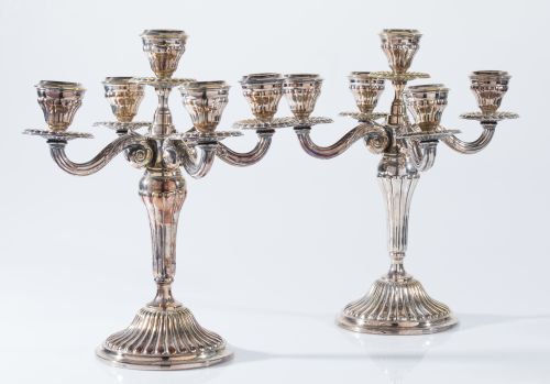Pareja de candelabros de metal plateado, S. XX