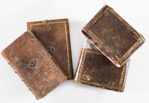 Estuche de oración en piel con las iniciales "SZ", inluye d