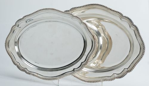 Dos fuentes de metal plateado, S. XX