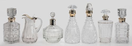 Lote de seis frascas y una jarra de cristal tallado y bocas