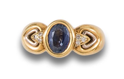 SORTIJA EN ORO CON ZAFIRO CENTRAL FLANQUEADO POR DIAMANTES